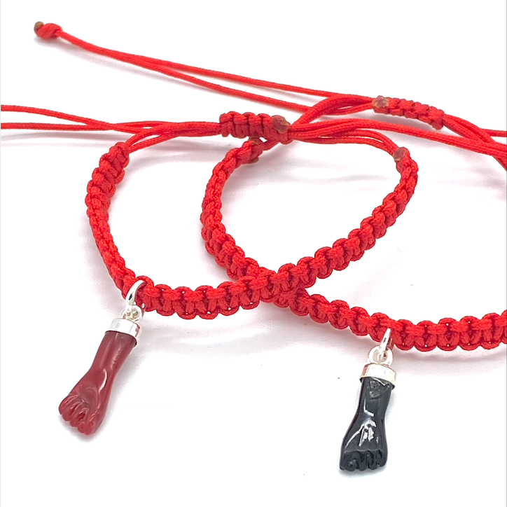 Pulsera hilo rojo con Puño NEGRO