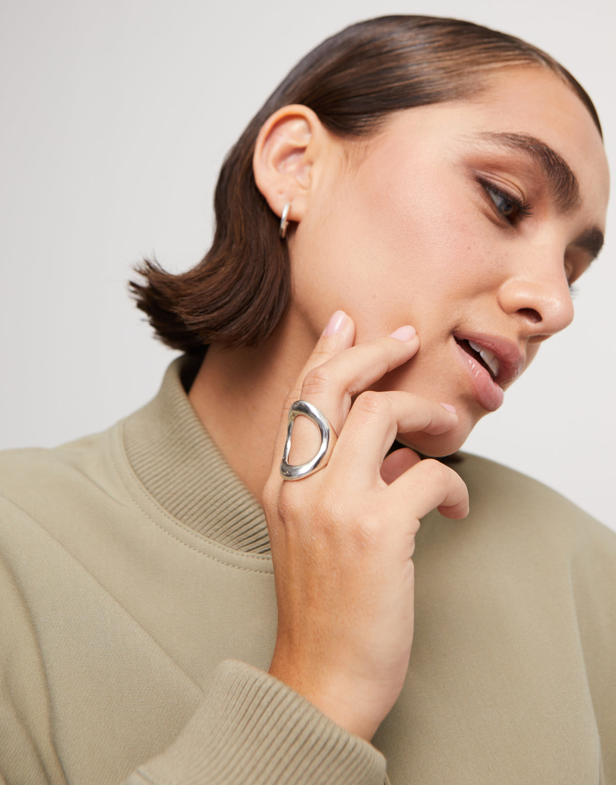 Anillo bañado en plata de ley con óvalo central grande ANI0781MTL00018