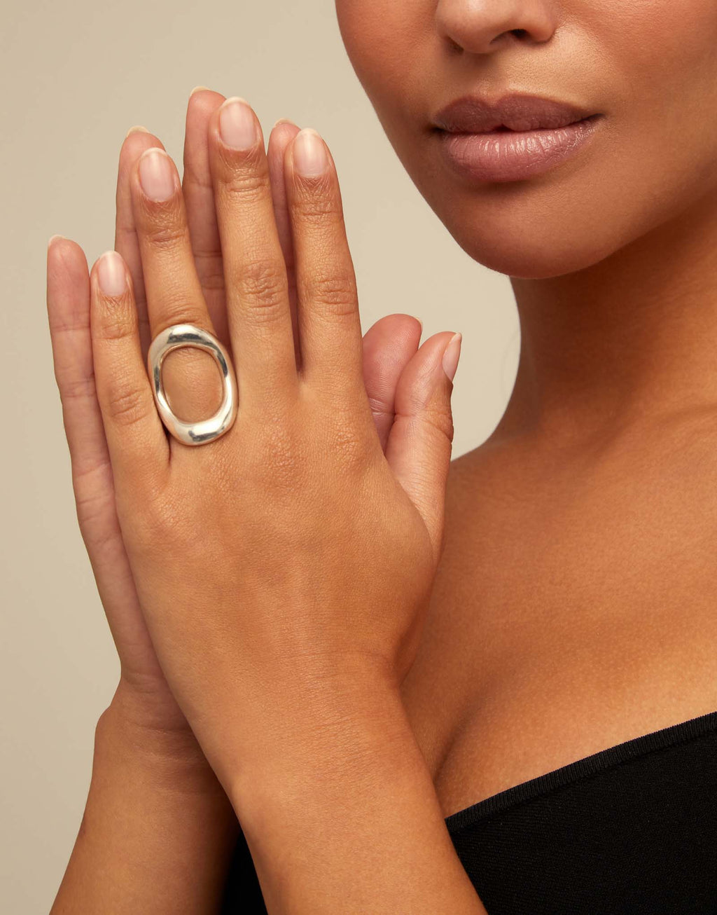 Anillo bañado en plata de ley con óvalo central grande ANI0781MTL00018