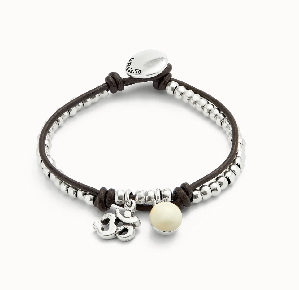 Pulsera bañadas en plata de ley con cuero y cristal de murano marfil