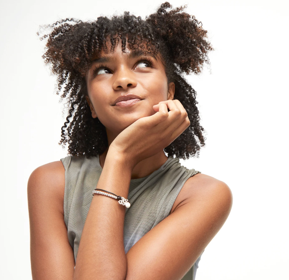 Pulsera bañadas en plata de ley con cuero y cristal de murano marfil