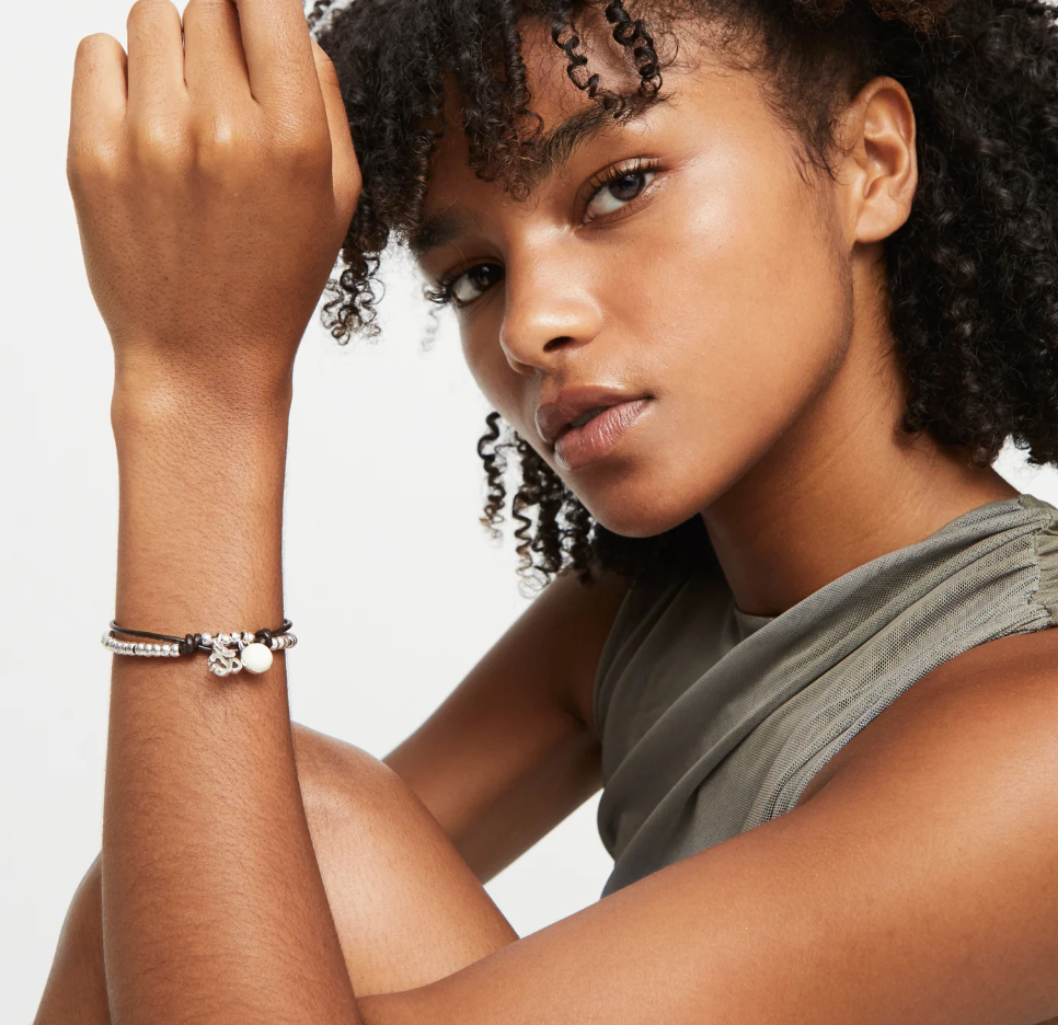 Pulsera bañadas en plata de ley con cuero y cristal de murano marfil