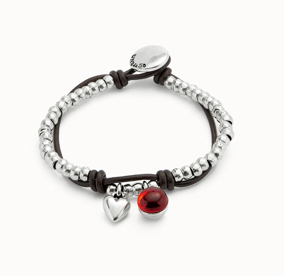 Pulsera de bolas bañadas en plata de ley con cuero y cristal rojo