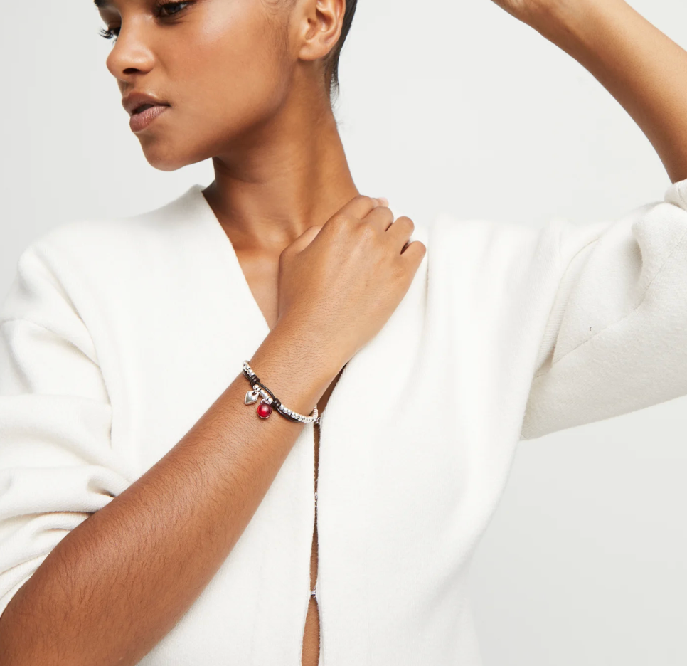 Pulsera de bolas bañadas en plata de ley con cuero y cristal rojo