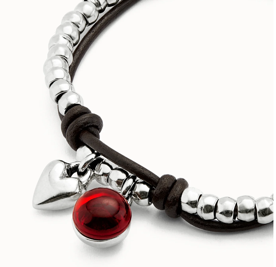 Pulsera de bolas bañadas en plata de ley con cuero y cristal rojo