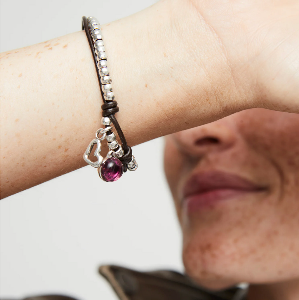 Pulsera bañada en plata de ley con cuero y cristal morado