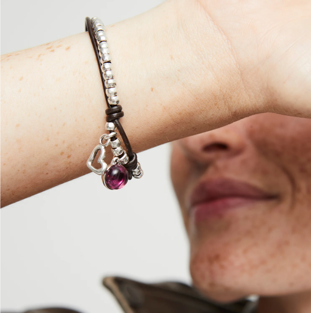 Pulsera bañada en plata de ley con cuero y cristal morado