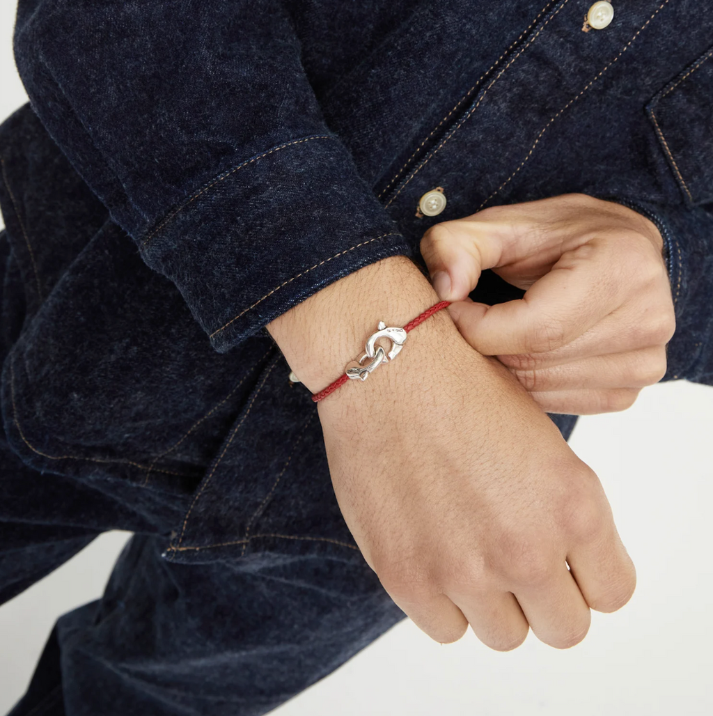 Pulsera de cuero rojo con mosquetón entrelazado en plata