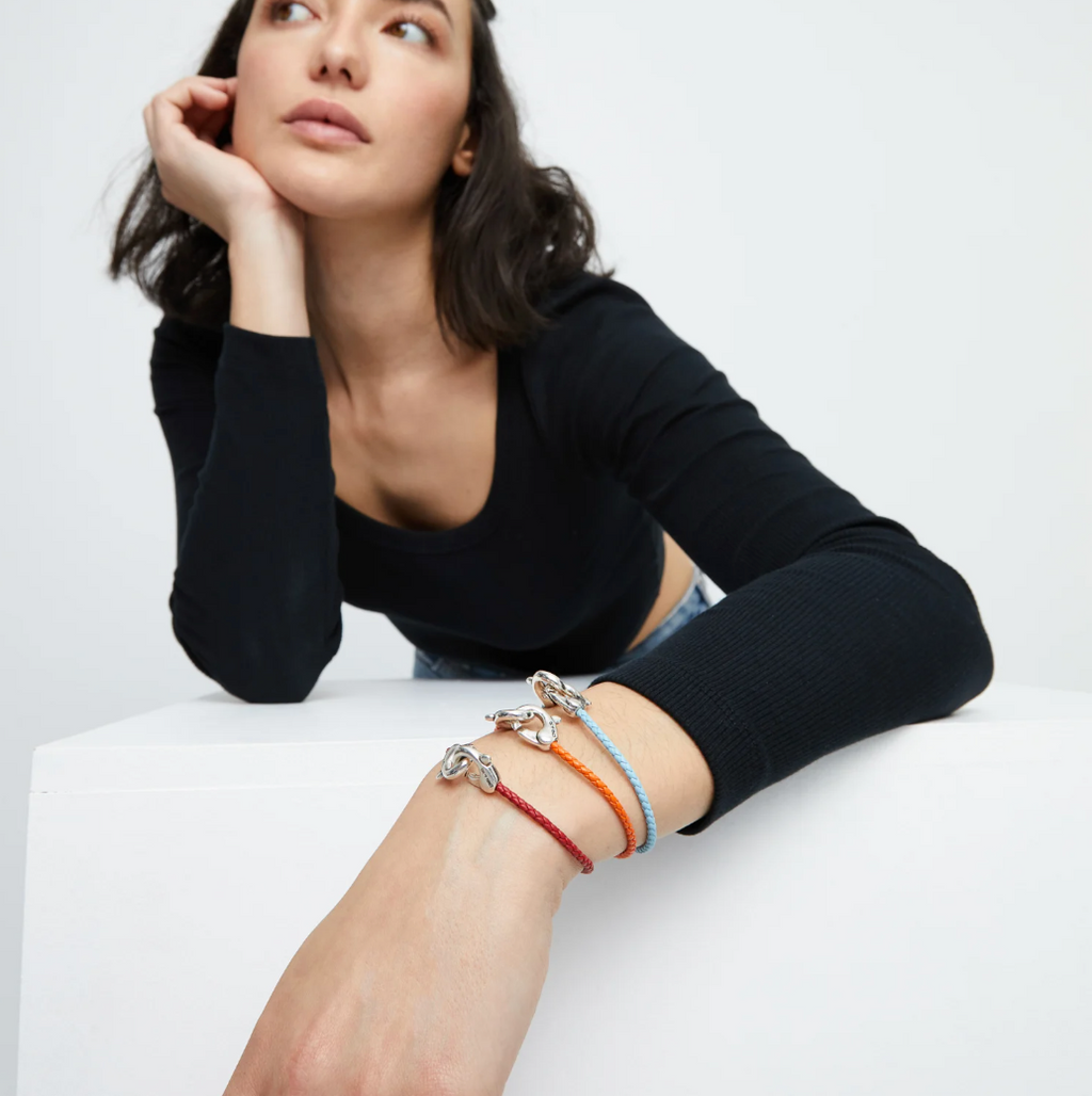 Pulsera de cuero rojo con mosquetón entrelazado en plata