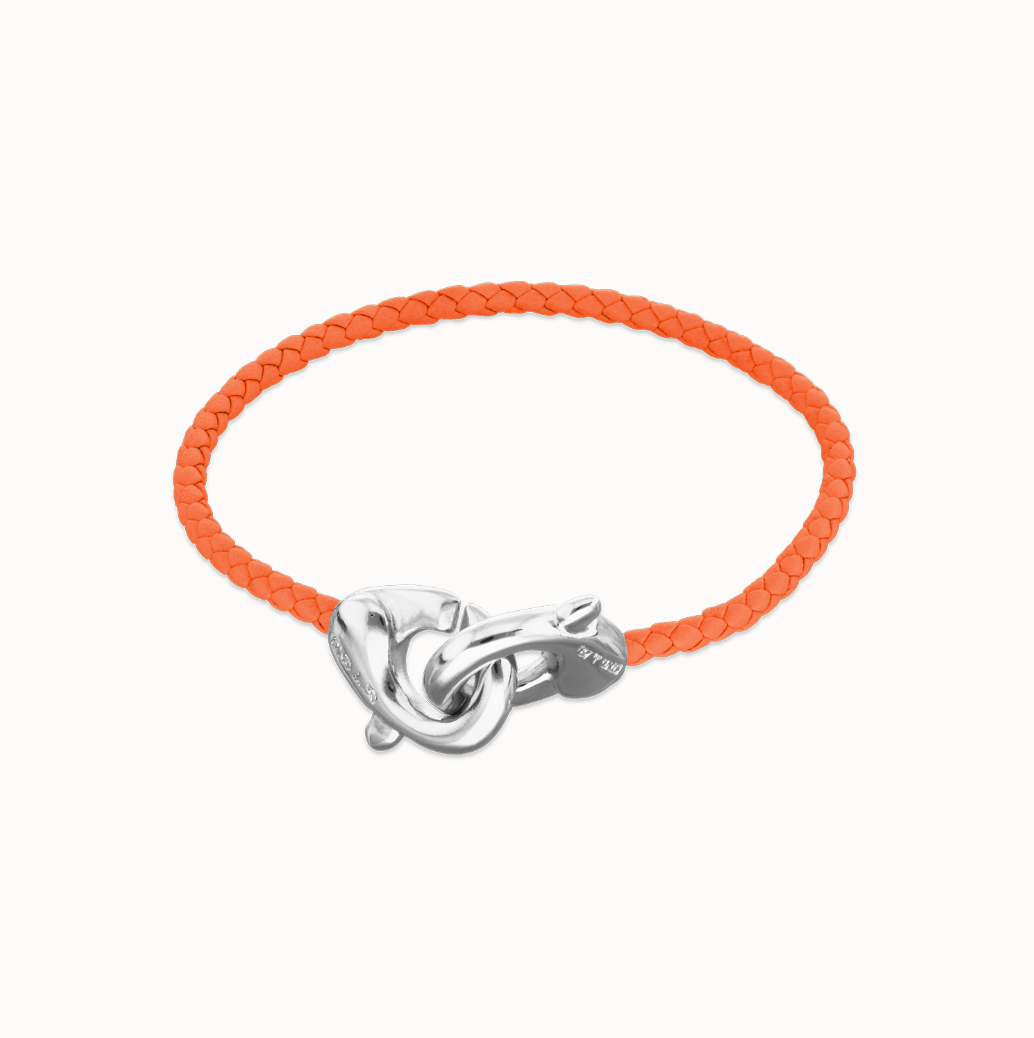 Pulsera de cuero naranja con mosquetón entrelazado en plata