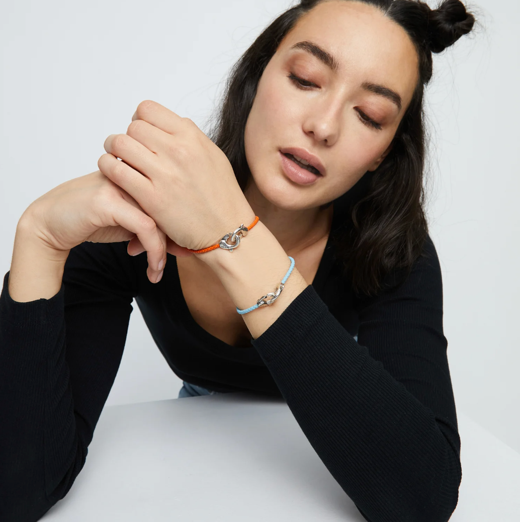 Pulsera de cuero naranja con mosquetón entrelazado en plata