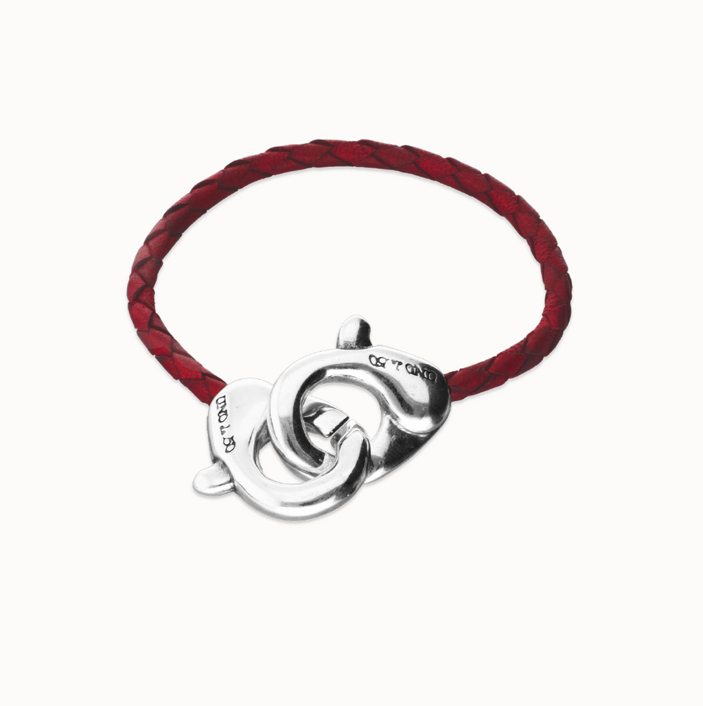 Pulsera de cuero rojo con mosquetón entrelazado