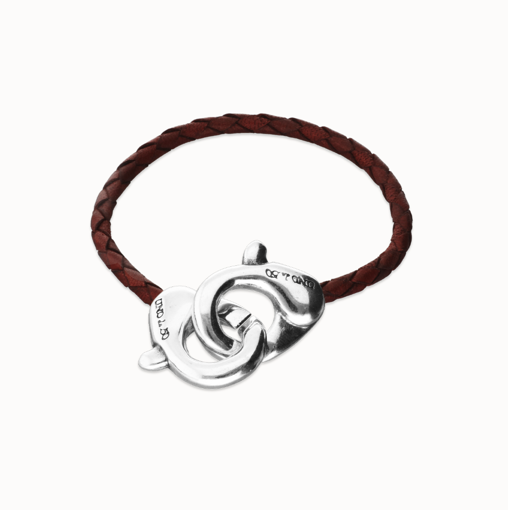 Pulsera de cuero marrón con mosquetón entrelazado