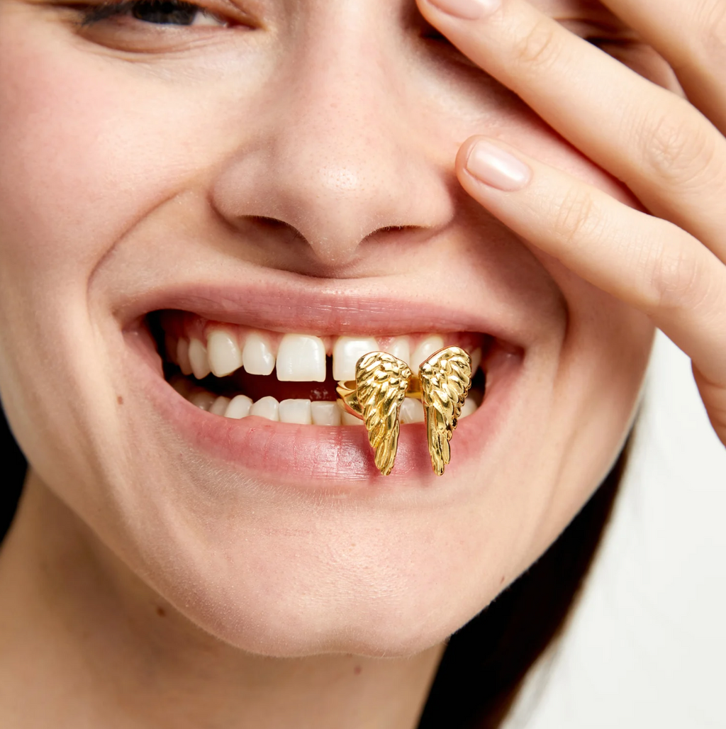 Anillo bañado en oro 18k con forma de alas TALLA 15