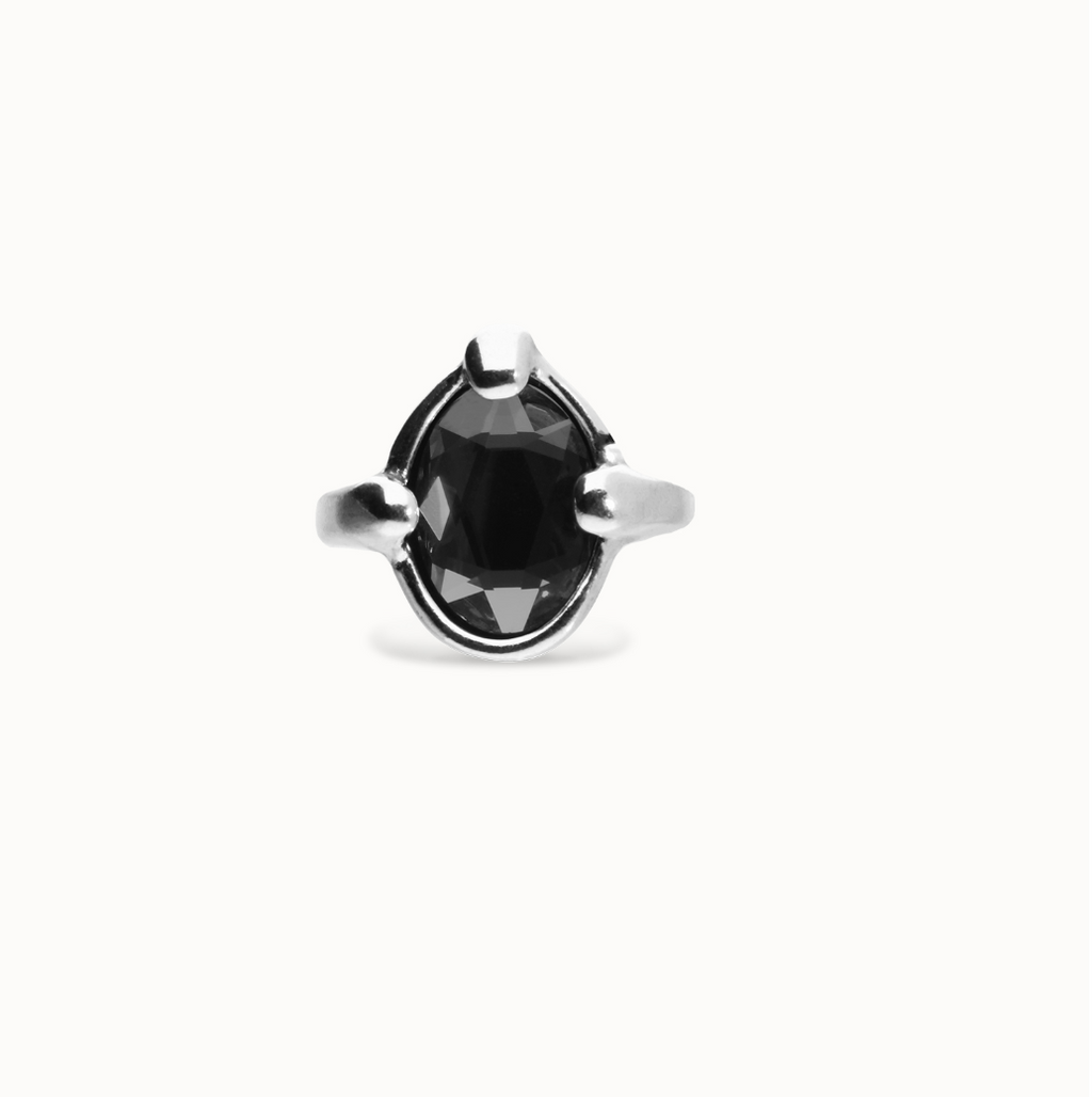 Anillo bañado en plata con cristal facetado ovalado negro TALLA 18