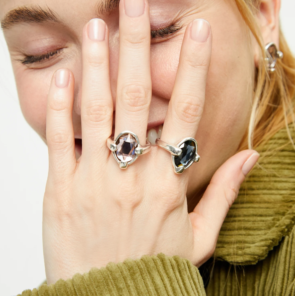 Anillo bañado en plata con cristal facetado ovalado negro TALLA 18