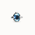 Anillo bañado en plata con cristal facetado ovalado azul TALLA 18
