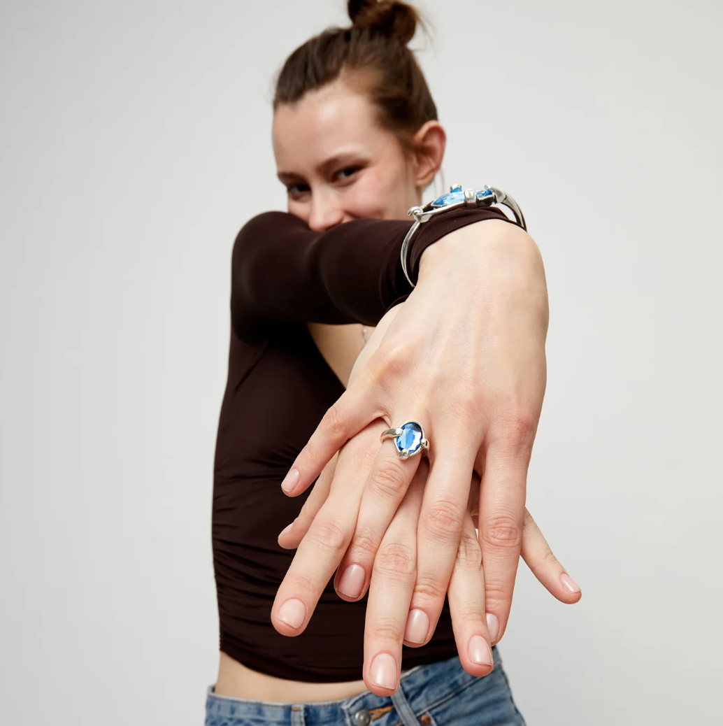 Anillo bañado en plata con cristal facetado ovalado azul TALLA 18