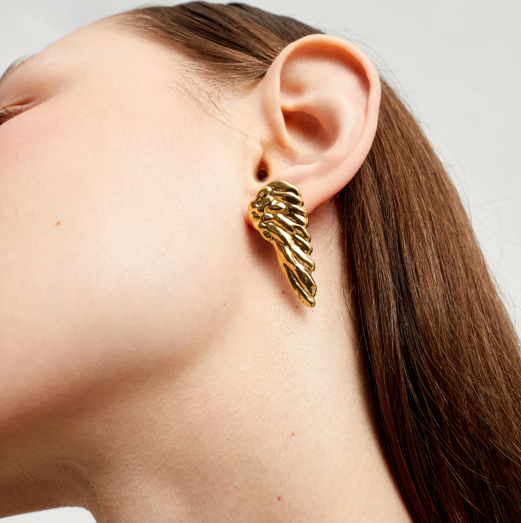 Pendientes bañados en oro 18k con forma de alas
