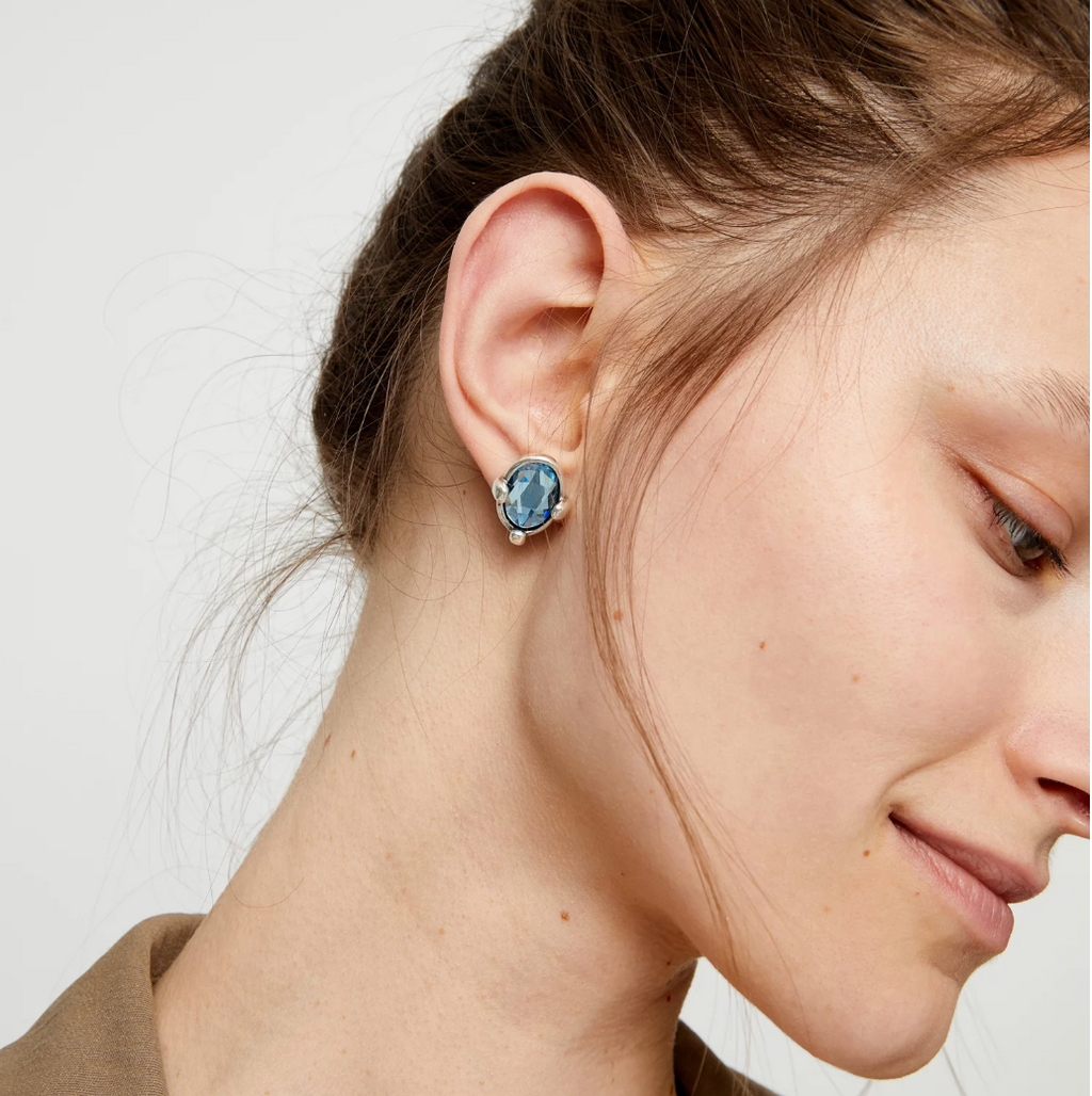 Pendientes bañados en plata con cristal facetado ovalado azul