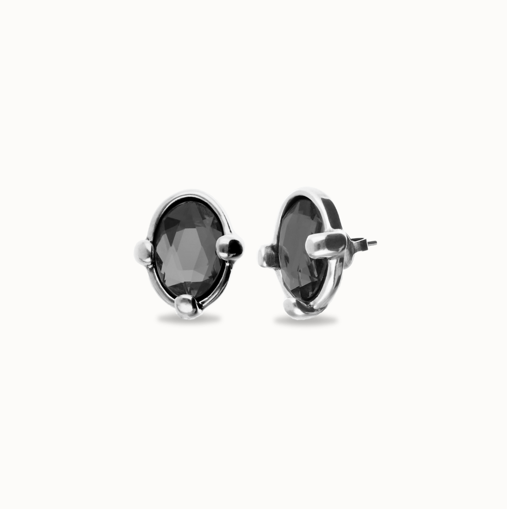 Pendientes bañados en plata con cristal facetado ovalado negro