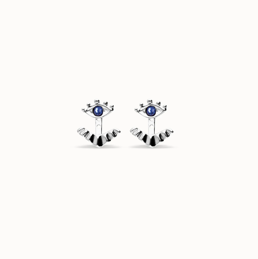 Pendientes bañados en plata en forma de ojo con pestañas y cristal facetado azul