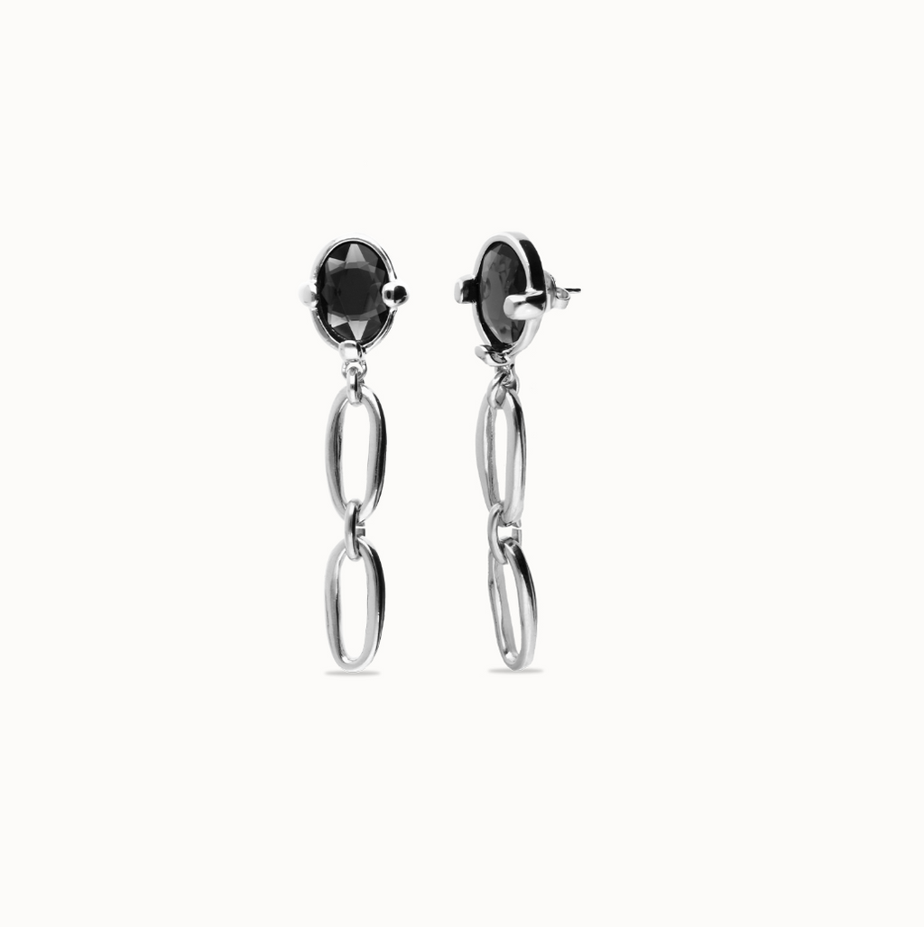 Pendientes largos bañados en plata con cristal facetado negro y eslabones