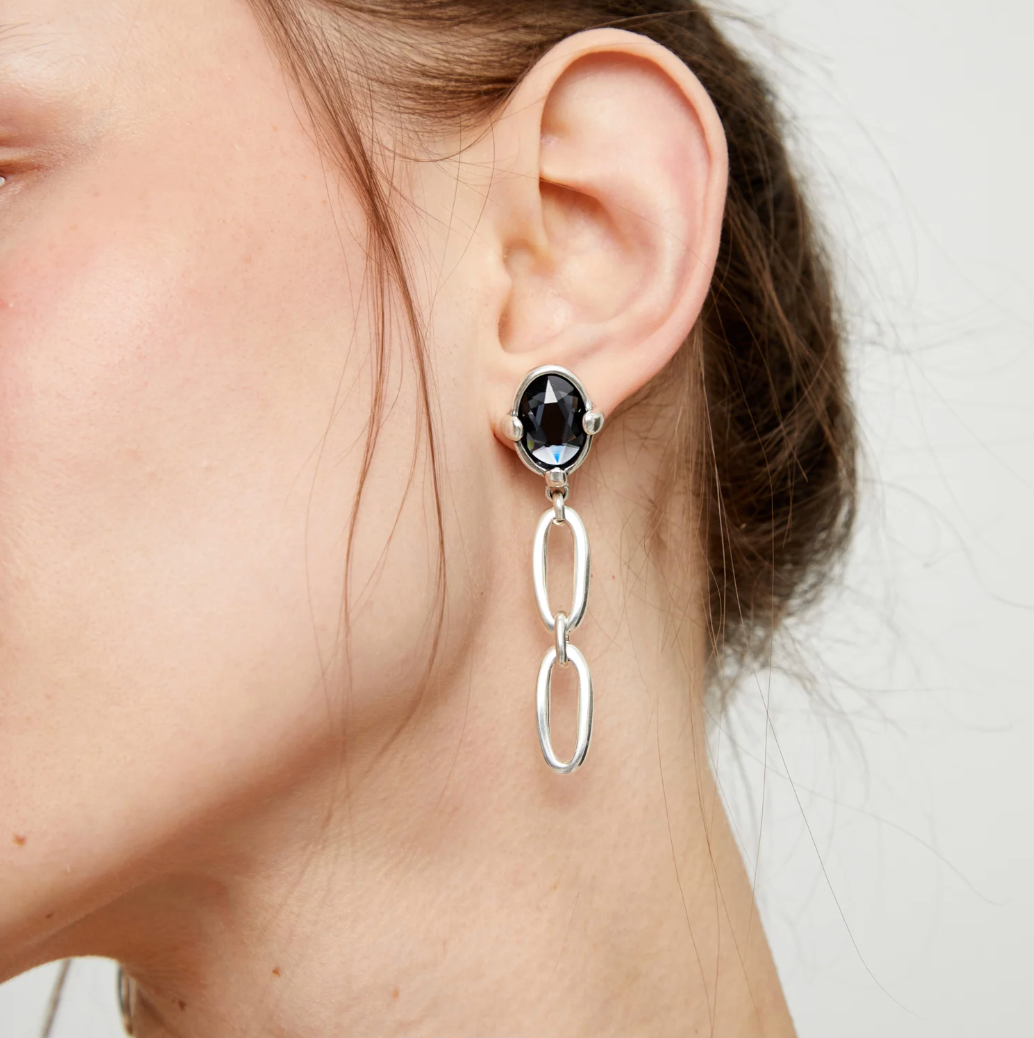 Pendientes largos bañados en plata con cristal facetado negro y eslabones