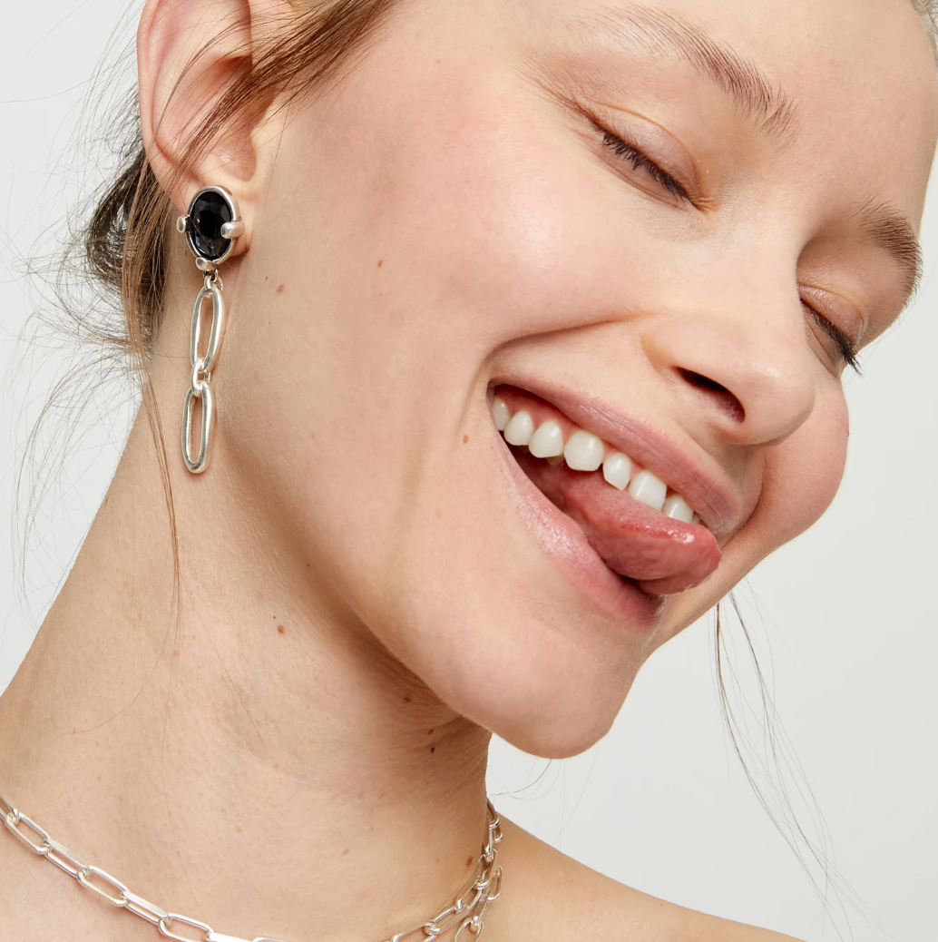 Pendientes largos bañados en plata con cristal facetado negro y eslabones