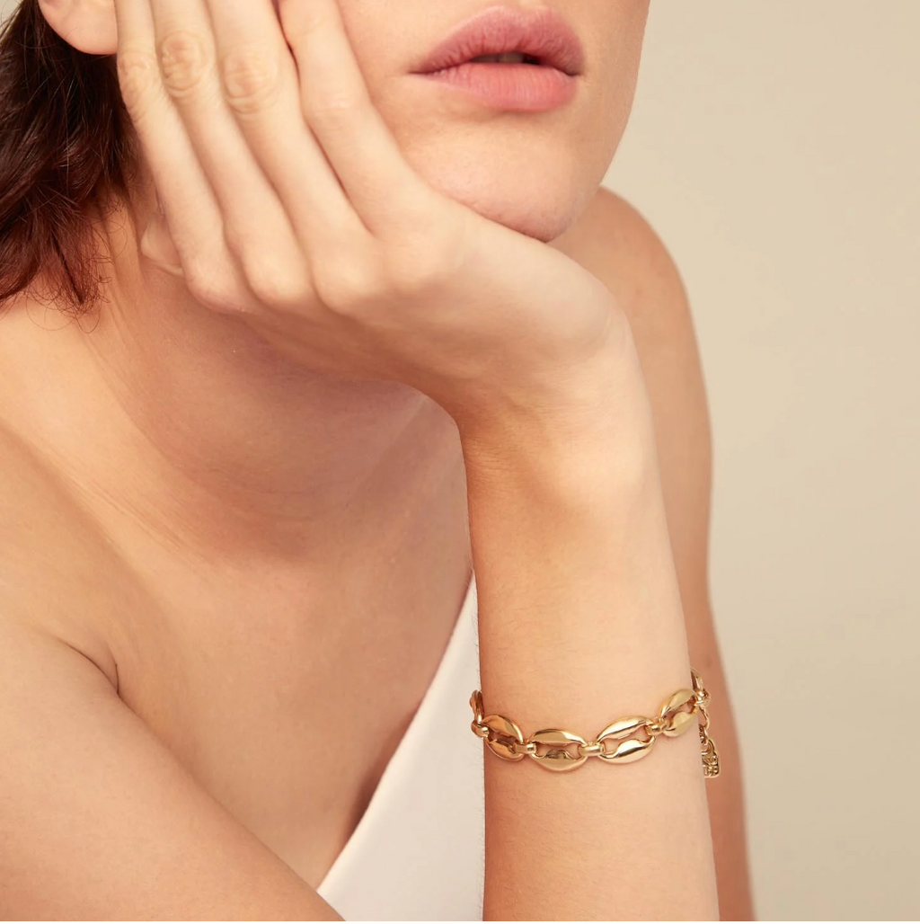 Pulsera con 4 tiras de cuero con cierre botón y charm de corazón bañado en plata de ley