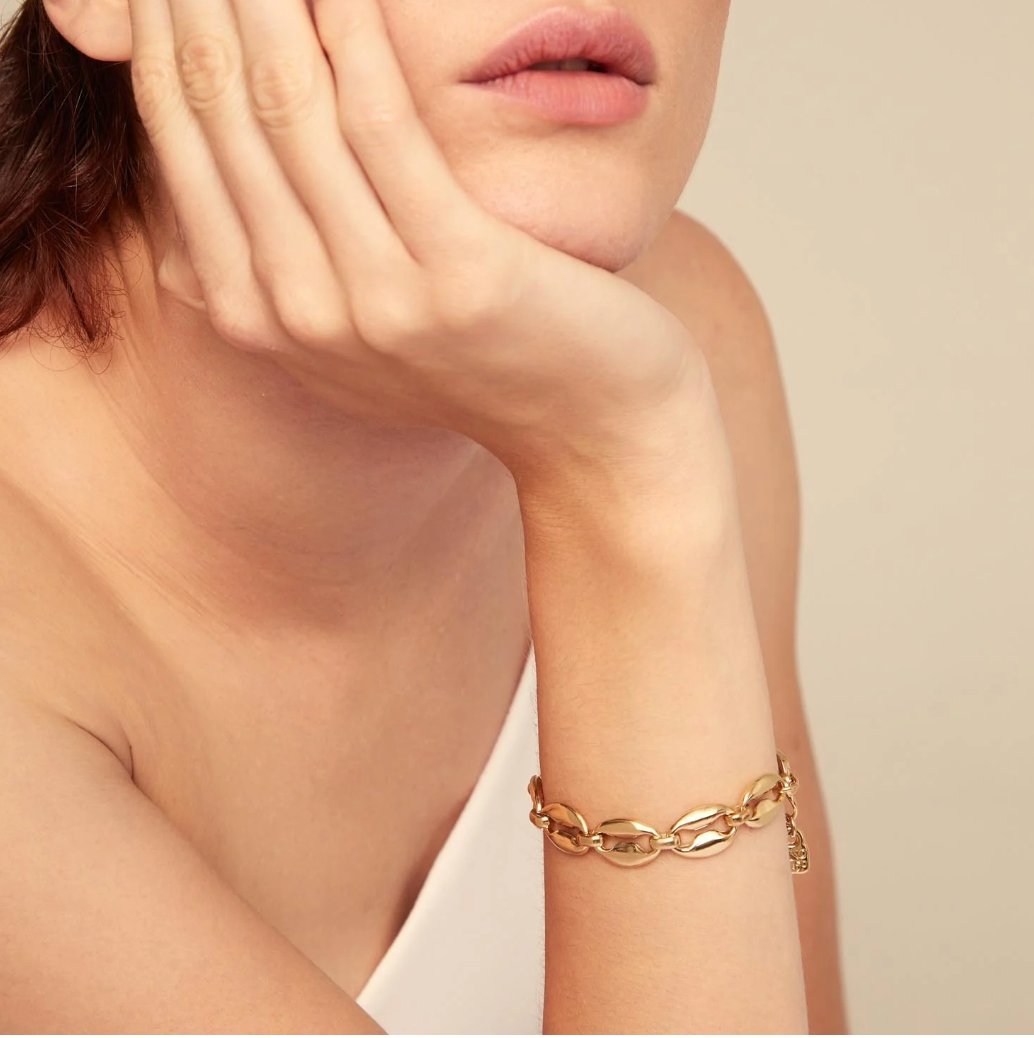 Pulsera con 4 tiras de cuero con cierre botón y charm de corazón bañado en plata de ley