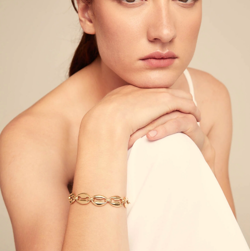 Pulsera con 4 tiras de cuero con cierre botón y charm de corazón bañado en plata de ley