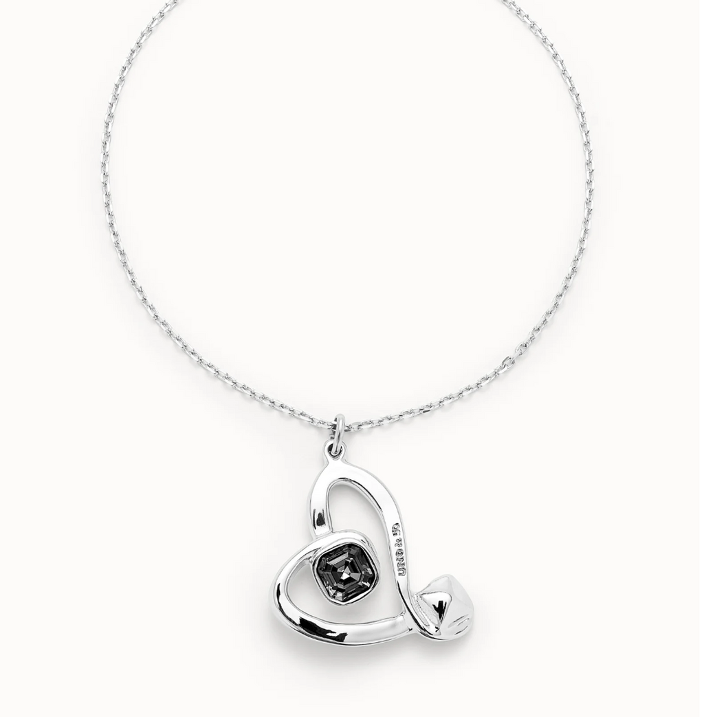 Colgante mediano bañado en plata de ley y corazón con cristal negro