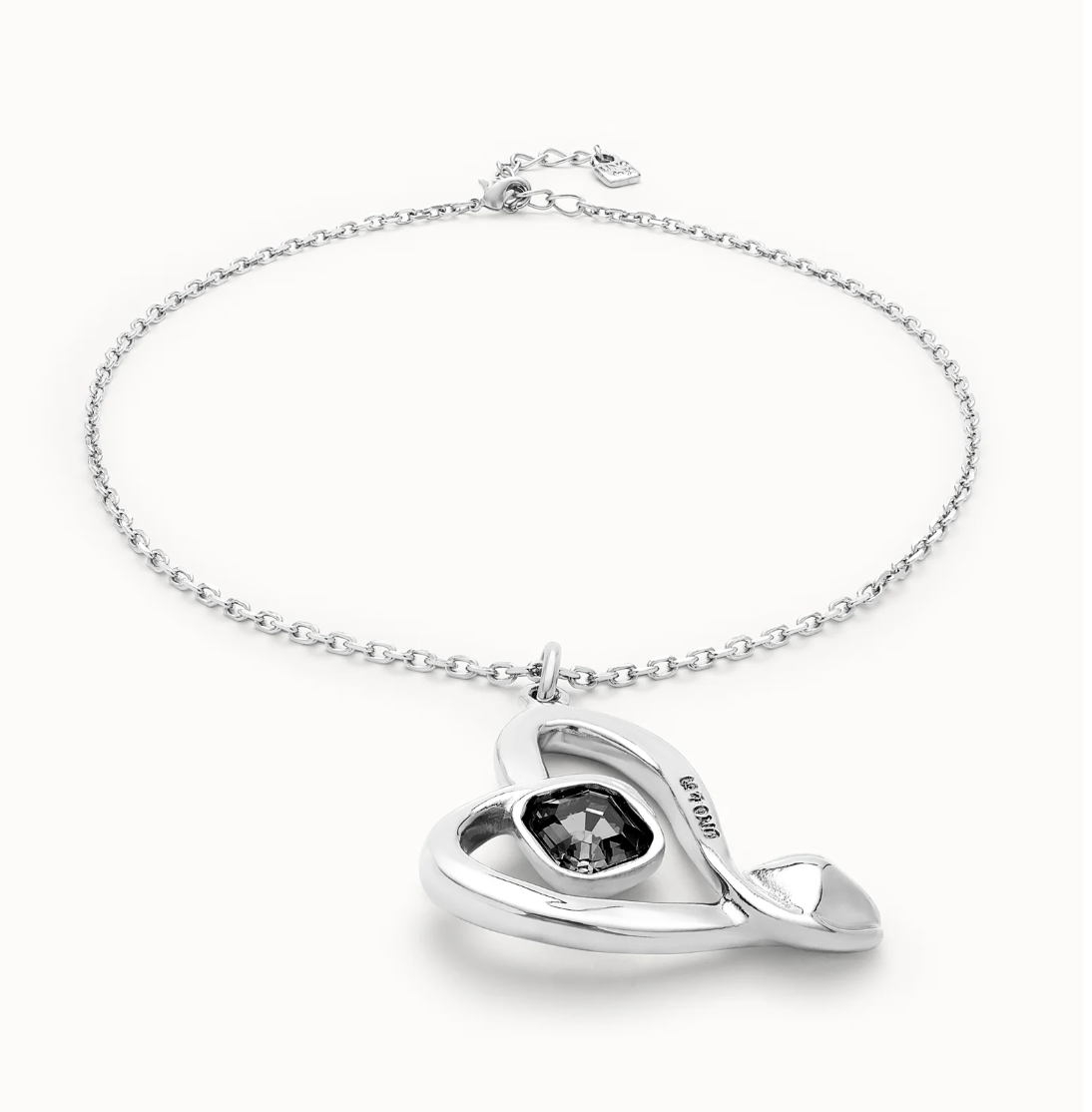 Colgante mediano bañado en plata de ley y corazón con cristal negro