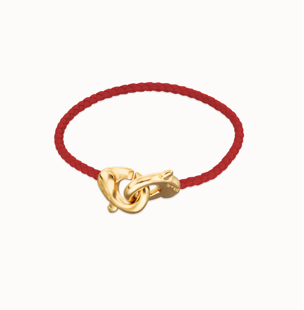 Pulsera de cuero rojo con mosquetón entrelazado en oro