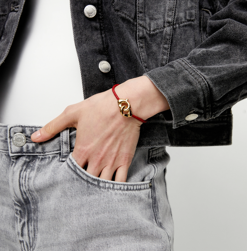 Pulsera de cuero rojo con mosquetón entrelazado en oro