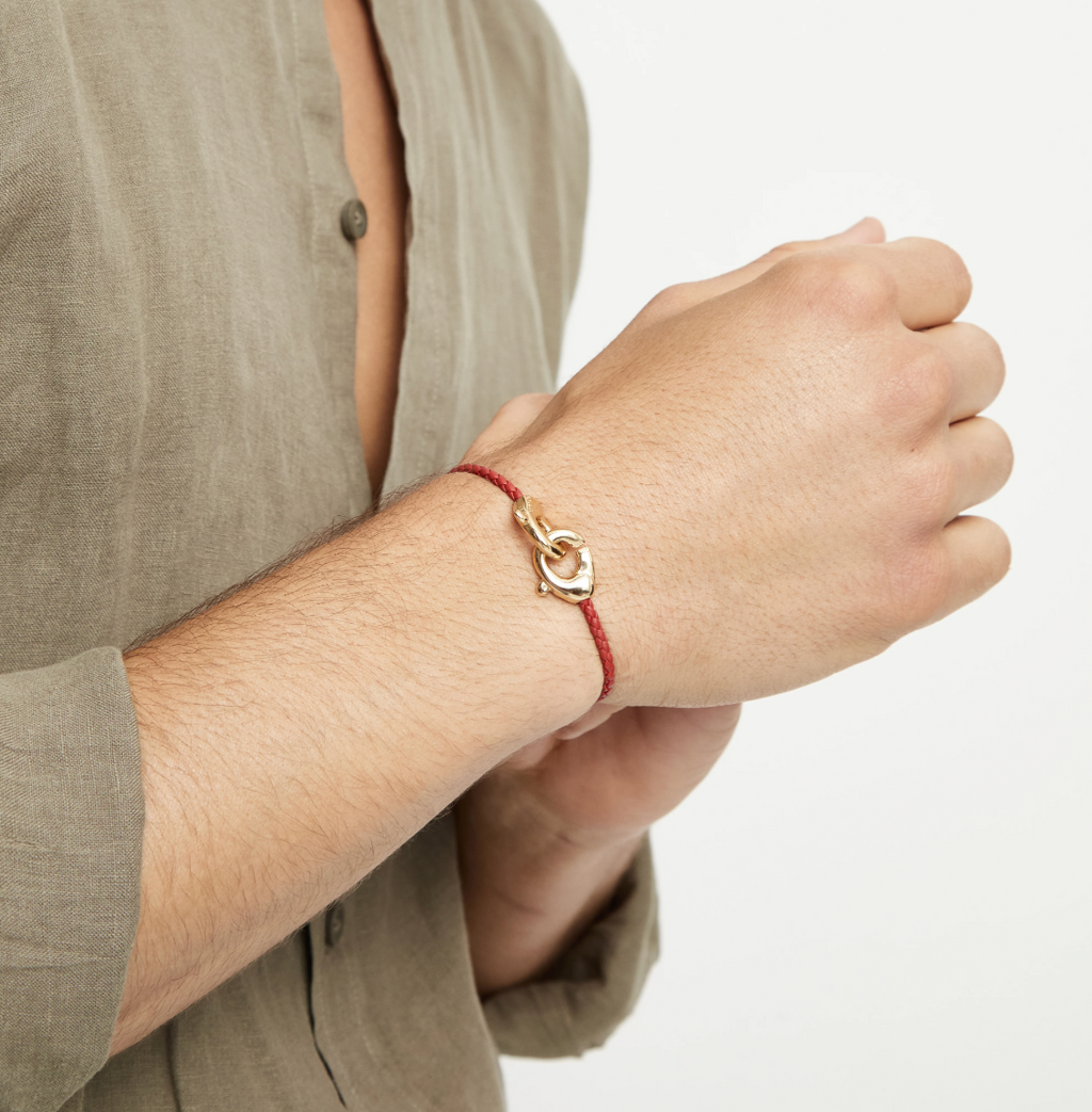Pulsera de cuero rojo con mosquetón entrelazado en oro