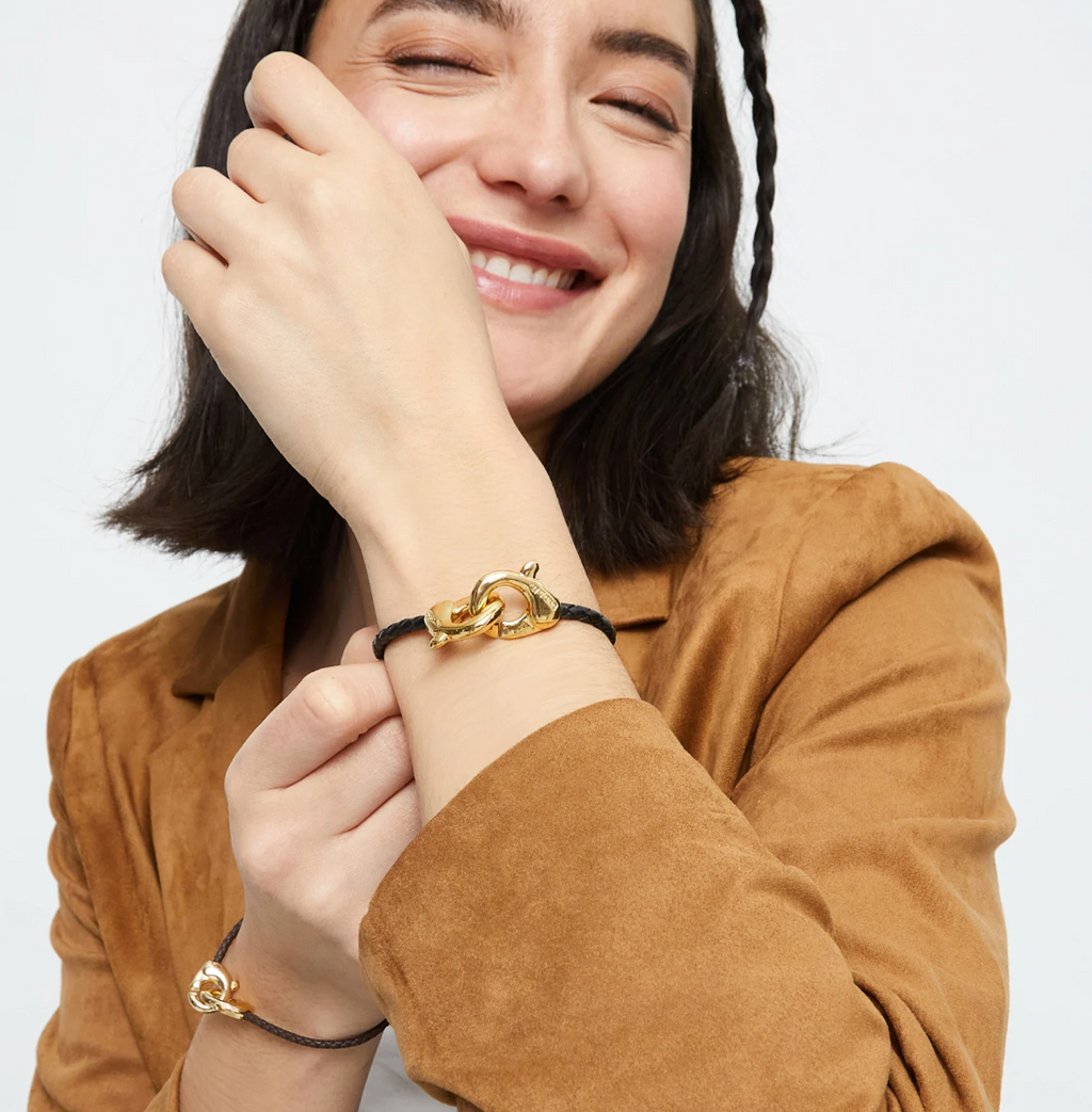 Pulsera de cuero negro con mosquetón entrelazado