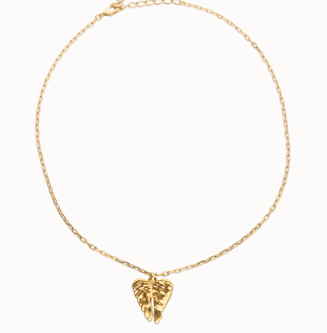 Collar corto bañado en oro 18k con detalle de alas