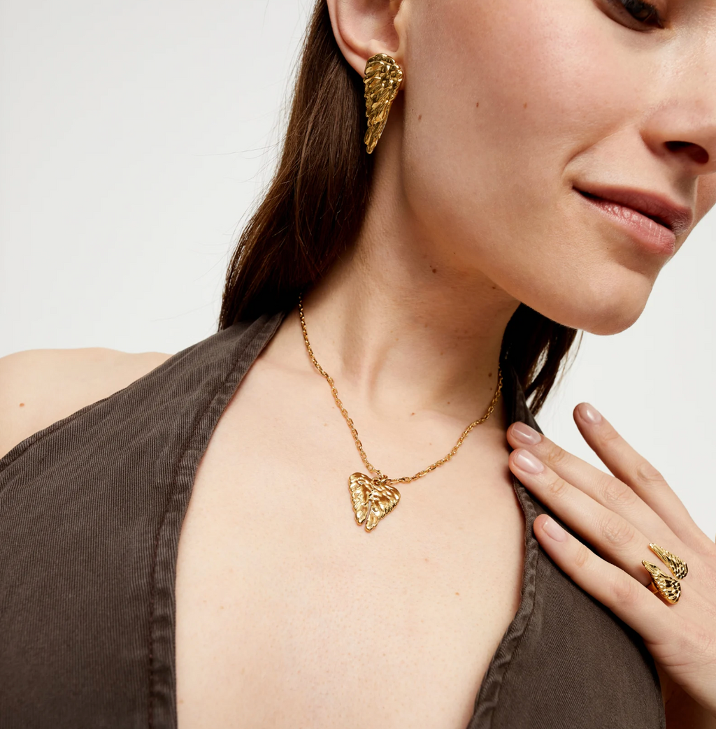 Collar corto bañado en oro 18k con detalle de alas
