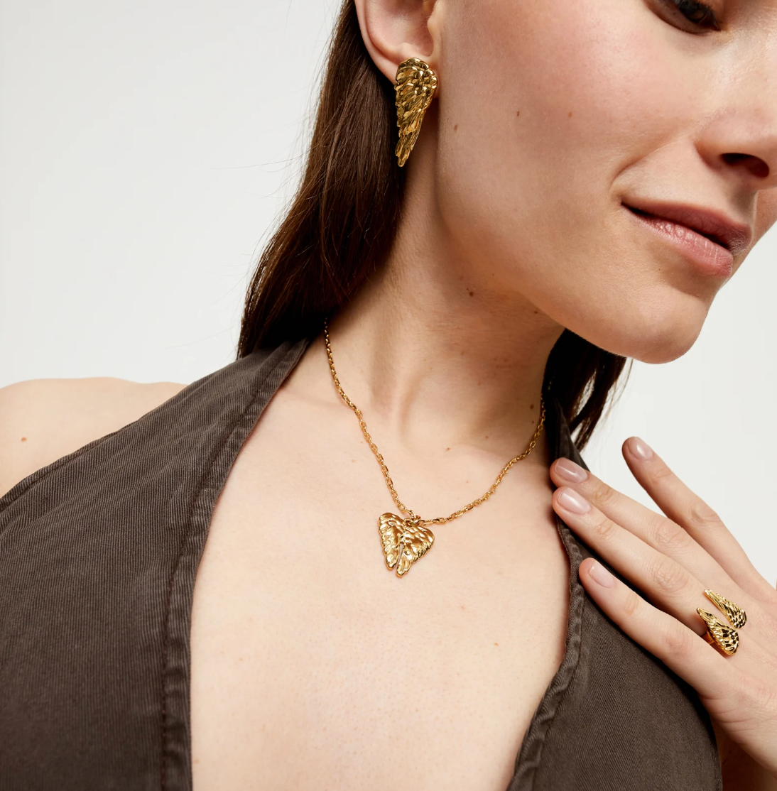 Collar corto bañado en oro 18k con detalle de alas