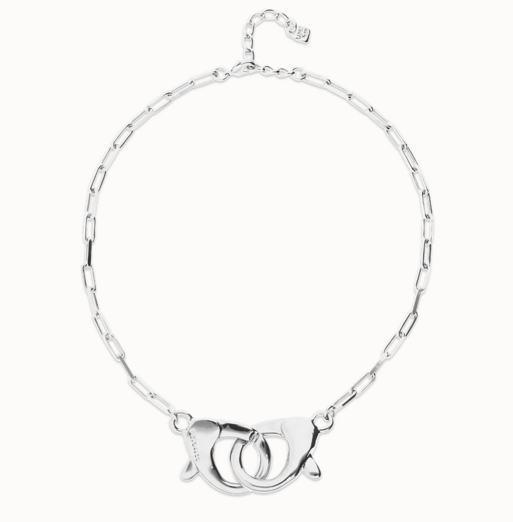 Collar bañado en plata con mosquetón entrelazado grande