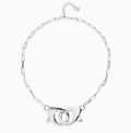 Collar bañado en plata con mosquetón entrelazado grande