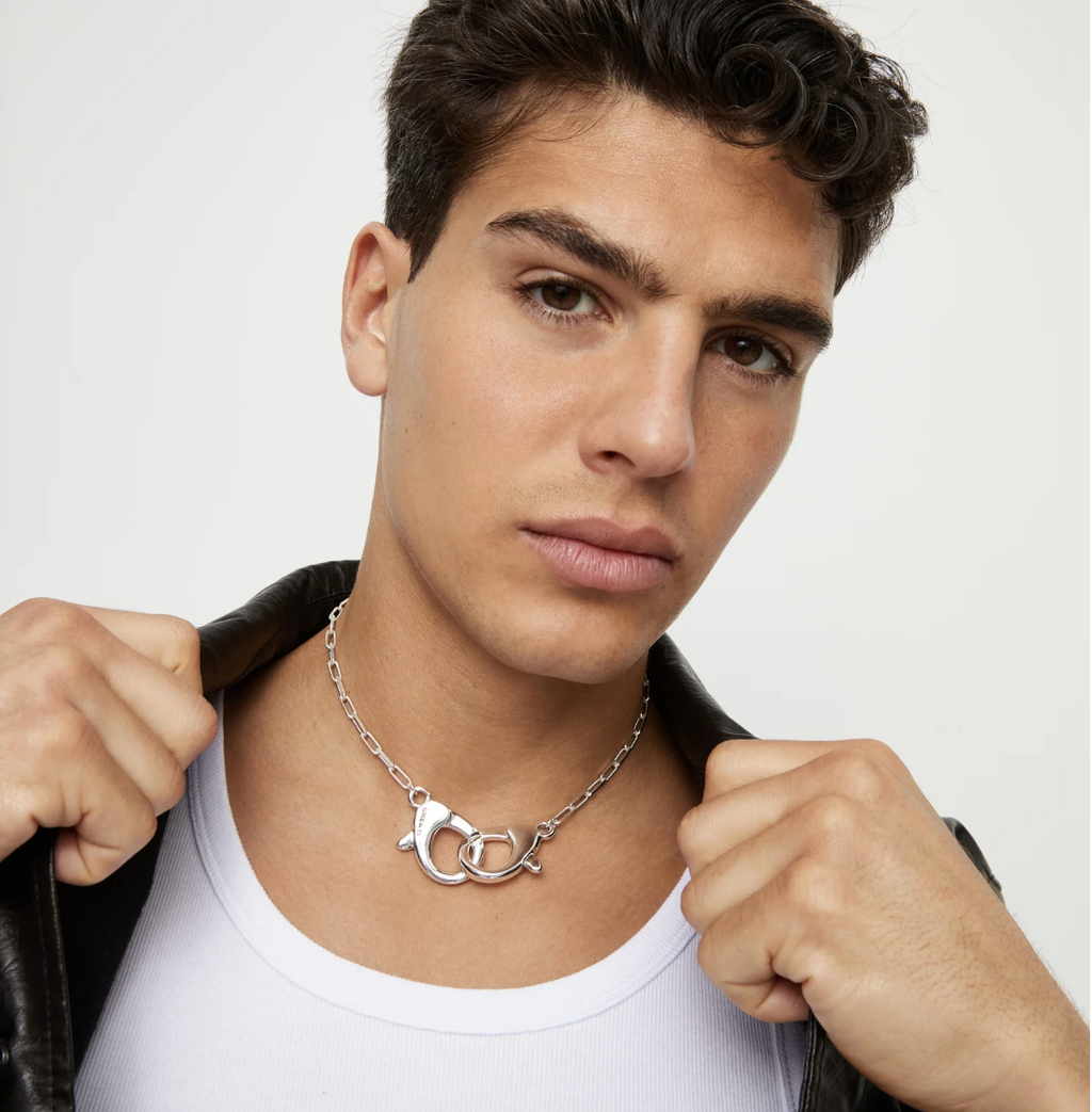 Collar bañado en plata con mosquetón entrelazado grande