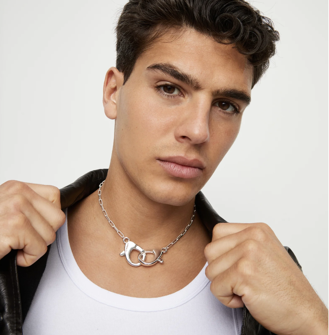 Collar bañado en plata con mosquetón entrelazado grande