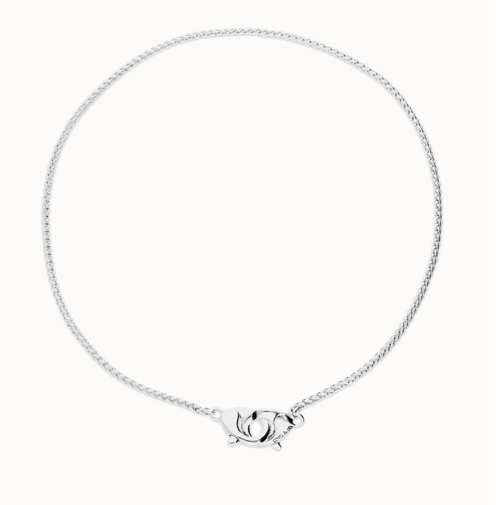 Collar bañado en plata con mosquetón entrelazado