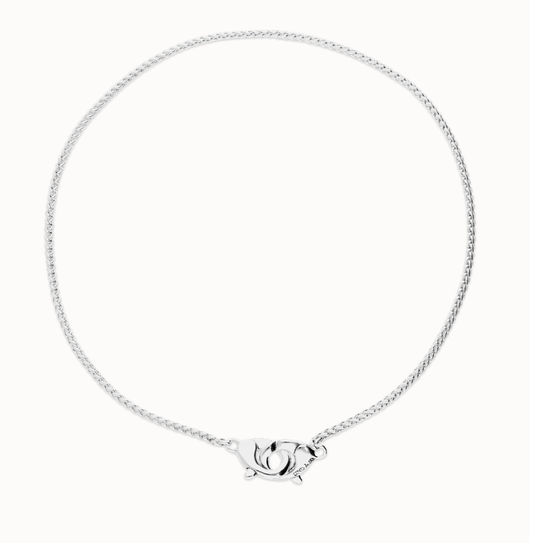 Collar bañado en plata con mosquetón entrelazado