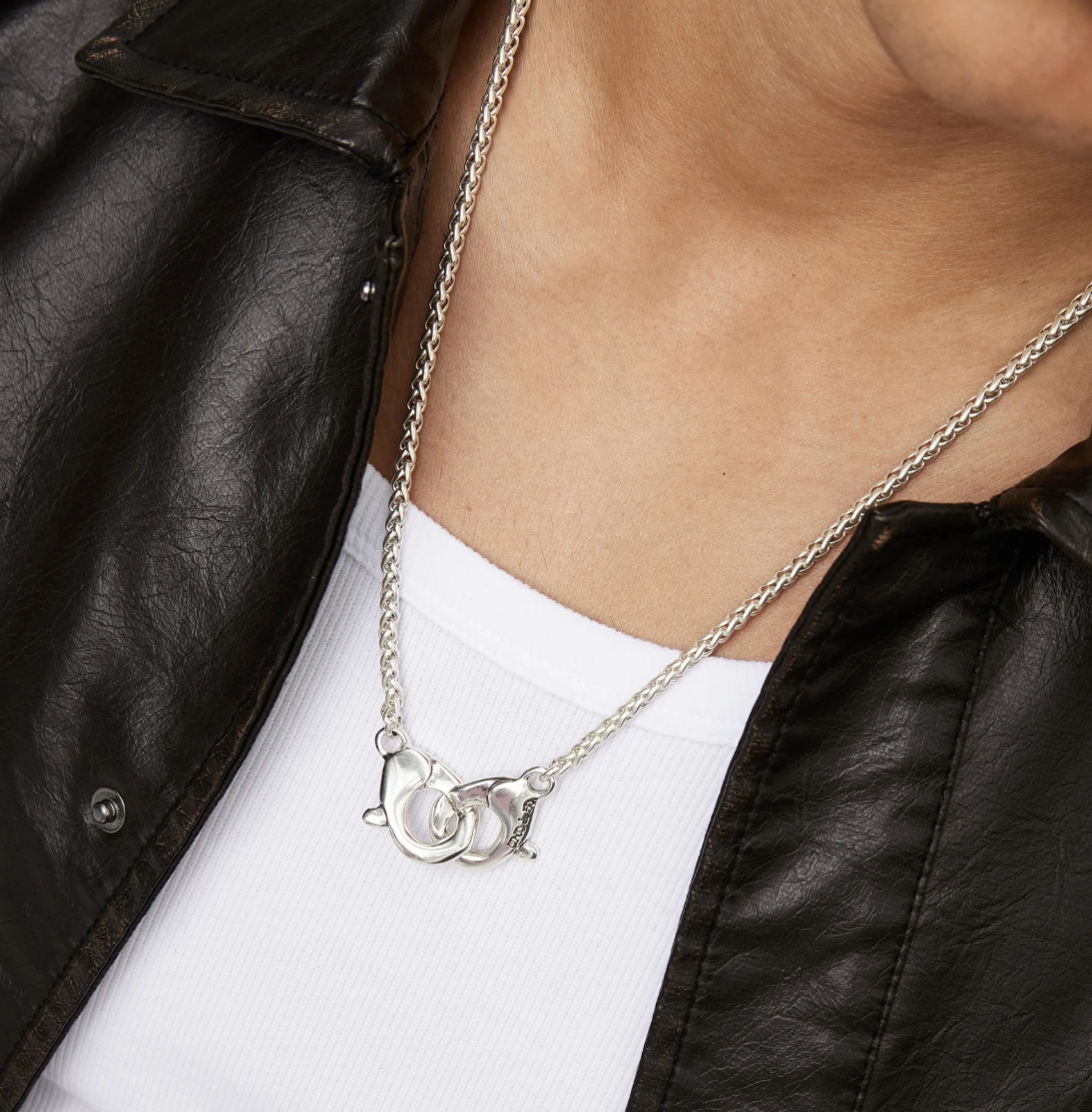 Collar bañado en plata con mosquetón entrelazado