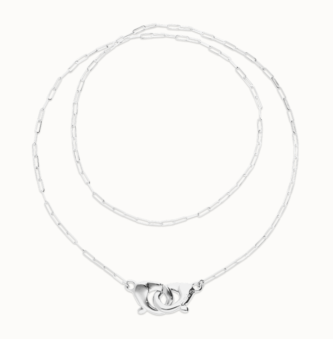 Collar largo bañado en plata con mosquetón entrelazado