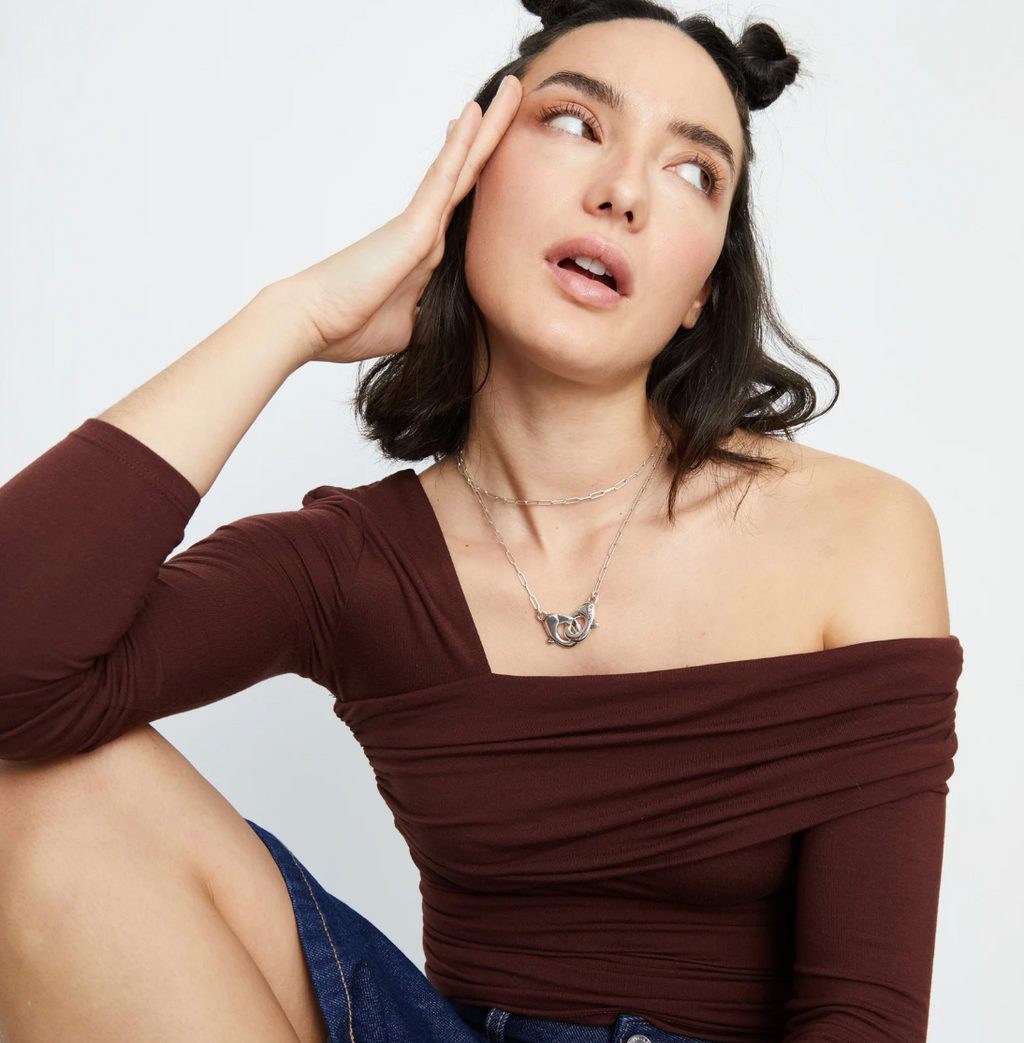 Collar largo bañado en plata con mosquetón entrelazado